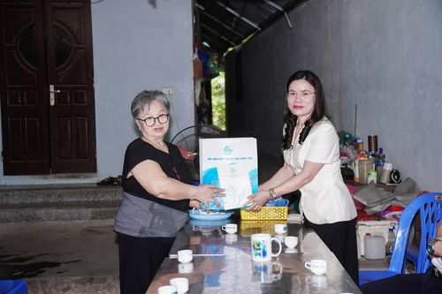 Bà Vũ Hồng Luyến, Tỉnh ủy viên, Phó Chủ tịch Ủy ban MTTQ Việt Nam tỉnh, Chủ tịch Hội LHPN tỉnh Hưng Yên; ông Hoàng Xuân Hào, Phó Bí thư Thường trực Đảng ủy xã Khoái Châu, cùng lãnh đạo địa phương thăm và tặng quà các nữ thanh niên xung phong tại xã Khoái Châu.