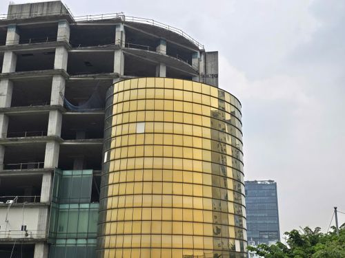 Thời điểm ra mắt, dự án từng gây chú ý khi chủ đầu tư công bố giá căn hộ từ 21-85 tỷ đồng, đồng thời đặt mục tiêu thi công với tốc độ hoàn thành một tầng chỉ trong 7 ngày.