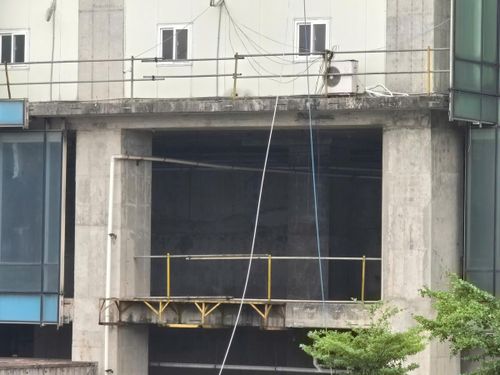 Tuy nhiên, một sự cố đã xảy ra vào tháng 5/2011, khi nhà thầu tiến hành căng cáp dự ứng lực tại sàn tầng 9 khối căn hộ thì xảy ra sự cố bê tông sàn bị phá hủy. Do đó, dự án này đã bị ngừng thi công vô thời hạn.