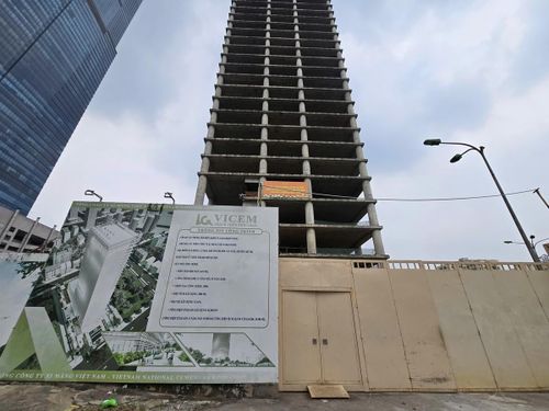 Đầu năm 2025, Vicem thông tin sẽ tái khởi động dự án. Tuy nhiên, theo ghi nhận ngày 21/7/2026, công trường vẫn khá im ắng, nhiều hạng mục chưa có dấu hiệu được tiếp tục triển khai.