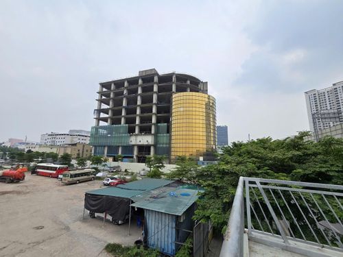 Cũng trên địa bàn phía Tây Hà Nội, Habico Tower (288 Phạm Văn Đồng, phường Đông Ngạc) từng được kỳ vọng trở thành một trong những tổ hợp cao tầng hiện đại bậc nhất Thủ đô. Thế nhưng, sau hơn một thập kỷ, công trình vẫn chỉ là khối bê tông dang dở, phủ đầy dấu vết của thời gian.
