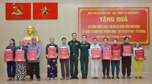Ban Phụ nữ Quân đội trao quà tặng các gia đình chính sách, người có công tại xã Tịnh Khê, tỉnh Quảng Ngãi