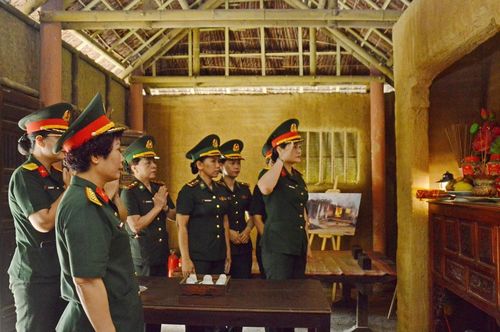 Đoàn công tác thành kính dâng hương tưởng niệm các nạn nhân tại Khu Chứng tích Sơn Mỹ.