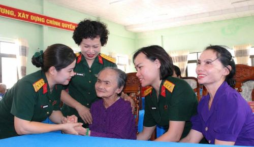 Những cái nắm tay thay lời tri ân.