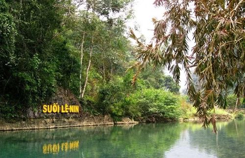 Suối Lê Nin nằm trong khu vực hang Pác Bó, tỉnh Cao Bằng. Chủ tịch Hồ Chí Minh từng ở, hoạt động cách mạng tại đây