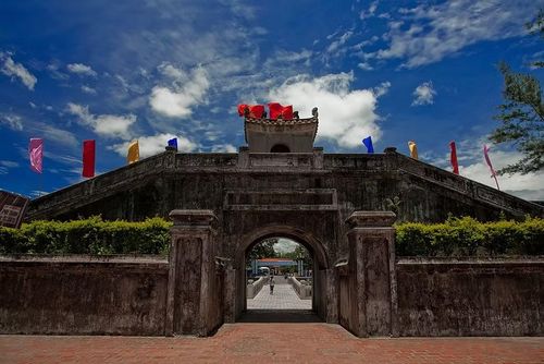 Thành cổ Quảng Trị là nơi khắc dấu những chiến công bất tử của quân, dân Quảng Trị nói riêng và cả nước nói chung; nơi giáo dục truyền thống yêu nước, truyền thống cách mạng cho hôm nay và cho các thế hệ mai sau