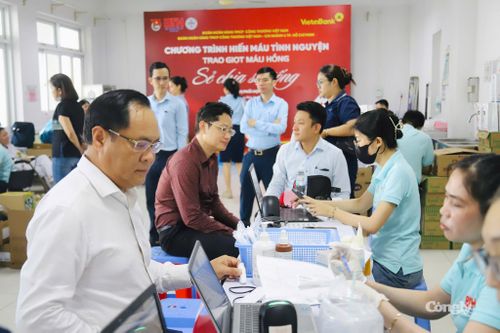 Chương trình hiến máu nhân đạo với chủ đề "Trao giọt máu hồng – Sẻ chia sự sống".