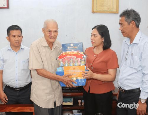 Đồng chí Trần Thu Mai trao quà cho ông Lương Duy Thoại.