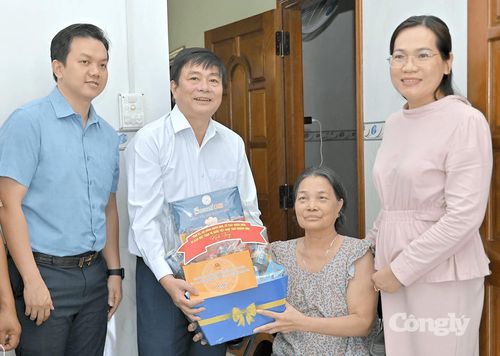 Ông Lữ Thanh Hải tặng quà cho gia đình bà Huỳnh Thị Phú, xã Nam Ninh Hòa.