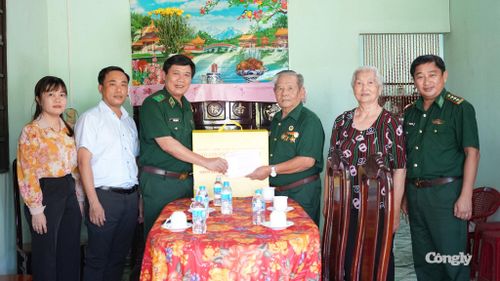 Thiếu tướng Trần Thanh Đức thăm, tặng quà cho bà Trương Thị Rộng, thương binh hạng 4/4, người hoạt động kháng chiến bị nhiễm chất độc hóa học, hiện cư trú tại xã An Nhơn Tây.
