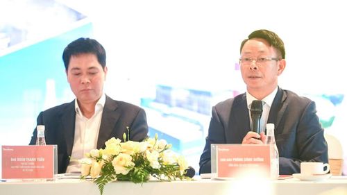 Nhà báo Phùng Công Sưởng (bên phải), Tổng biên tập báo Tiền Phong chia sẻ tại hội thảo sáng nay.