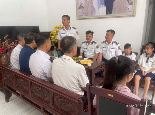 Chỉ huy Hải đoàn 21 phát biểu tại Lễ bàn giao nhà