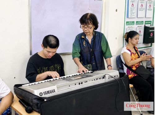 Các em hăng say tập luyện dưới sự hướng dẫn của bà Phan Thị Phúc và các tình nguyện viên.