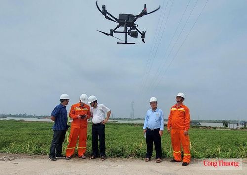 Công ty Truyền tải điện 1 tập huấn cho người lao động sử dụng ứng dụng công nghệ flycam trong kiểm tra đường dây. Ảnh: Mạnh Hùng