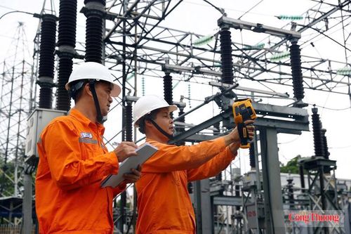 Tổng công ty Điện lực miền Nam (EVNSPC) ứng dụng công nghệ soi phát nhiệt nhằm phát hiện và xử lý sớm các khiếm khuyết trên đường dây. Ảnh: EVNSPC