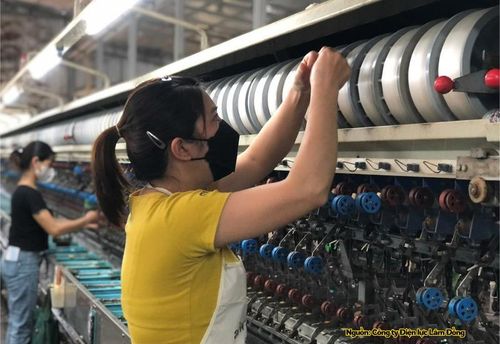 Dây chuyền ươm tơ hiện đại vận hành liên tục nhờ nguồn điện ổn định, giúp doanh nghiệp nâng cao năng suất, giữ gìn chất lượng sản phẩm.