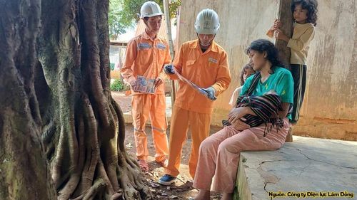 Nhân viên Công ty Điện lực Lâm Đồng hướng dẫn người dân sử dụng điện tiết kiệm, hiệu quả.