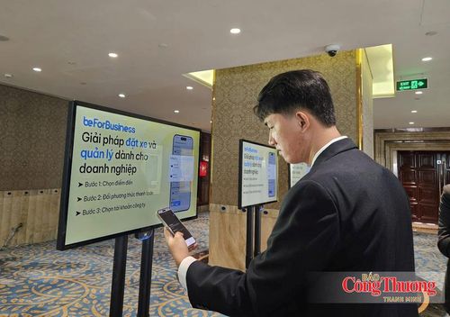 Người tiêu dùng trải nghiệm mô phỏng tương tác từ màn hình truyền thông thang máy sang điện thoại thông minh do Focus Media Việt Nam giới thiệu.
