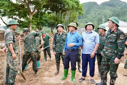 Bí thư Tỉnh ủy, Chủ tịch HĐND tỉnh Lai Châu trực tiếp kiểm tra công tác khắc phục hậu quả thiên tai và yêu cầu Bộ Chỉ huy Quân sự tỉnh khẩn trương thi công khu tái định cư đảm bảo trước mắt cho 24 hộ dân và khoảng 200 hộ cần phải di dời sau này.