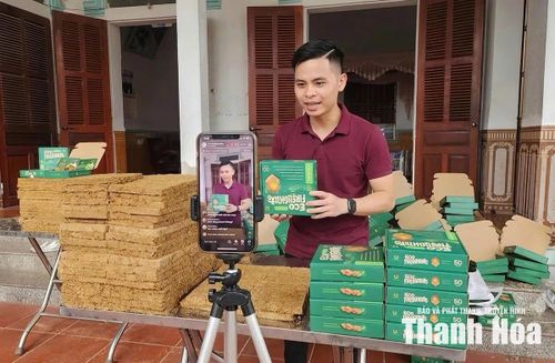 Anh Nguyễn Xuân Tài quảng bá sản phẩm viên mồi lửa sinh học Eco Firelighter trên nền tảng số.