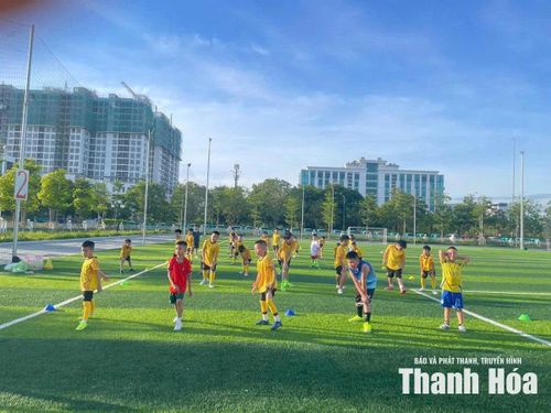 Lớp bóng đá tại Cung Văn hóa Thiếu nhi và Trung tâm TDTT Hạc Thành.
