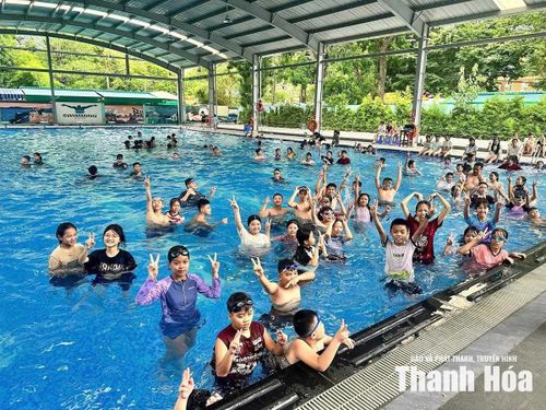Lớp dạy bơi tại Trung tâm Thanh Thiếu nhi và Cộng đồng tỉnh Thanh Hóa.