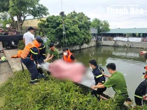 Lực lượng chức năng đưa thi thể nạn nhân lên bờ, bàn giao cho gia đình.