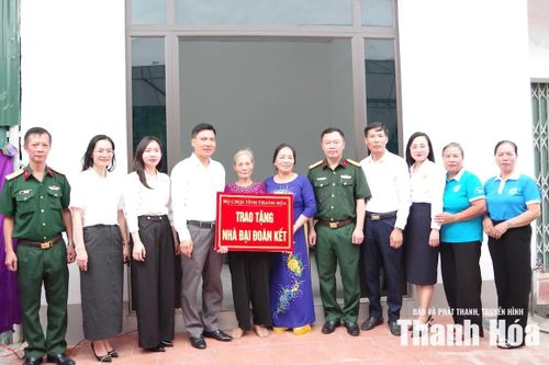 Đại diện Bộ CHQS tỉnh và phường Hạc Thành trao Nhà Đại đoàn kết cho gia đình bà Nguyễn Thị Cầu.