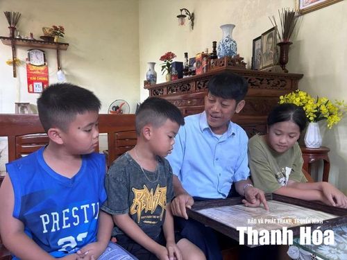 Ông Bút vẫn luôn kể cho các cháu nghe về người cha của mình - người Bộ đội Cụ Hồ.