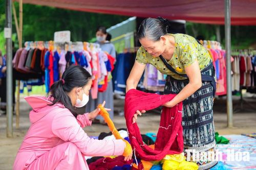 Bà Lò Thị Quyền (bên phải ảnh), hộ kinh doanh đến từ xã Sơn Điện, cho biết gia đình mang đến phiên chợ nhiều sản phẩm thổ cẩm do chính người dân trong bản làm ra. Trước đây, các sản phẩm chủ yếu được bán vào dịp lễ hội hoặc khi có khách đặt mua. “Nhờ có chợ phiên, chúng tôi mong ngày càng nhiều du khách biết đến sản phẩm địa phương, từ đó người dân có thêm thu nhập từ nghề truyền thống”, bà Quyền chia sẻ.