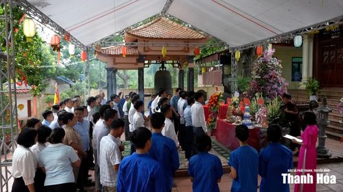 Hằng năm, từ mùng 1 đến 12 tháng 6 âm lịch, nơi đây lại tưng bừng mở hội, với ngày chính hội diễn ra vào 12 tháng 6 - ngày hóa của Quan Hoàng Bơ.