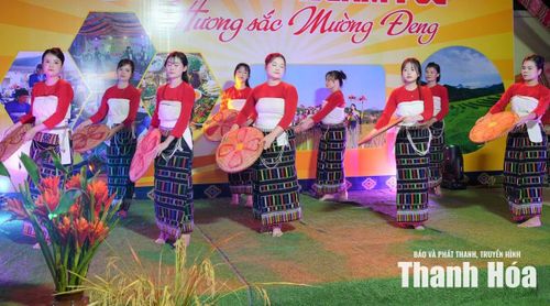 Đến với chợ đêm Mường Đeng (xã Yên Thắng), du khách không chỉ mua được nông sản mà còn được thưởng thức các tiết mục văn nghệ đặc sắc.