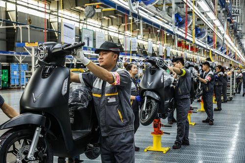 Thị trường xe máy điện Việt Nam tính đến tháng 7/2026 đã bước sang giai đoạn phát triển chiều sâu. Doanh số tăng trưởng hơn 99,2% trong những tháng đầu năm không còn là hiện tượng bùng nổ ngắn hạn, mà là sự phản ánh chính xác xu hướng tiêu dùng dài hạn của người dân tại các đô thị nén.
