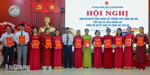 Trao quyết định tiếp nhận viên chức về công tác tại Trường Phổ thông nội trú Tiểu học và THCS Khánh An.