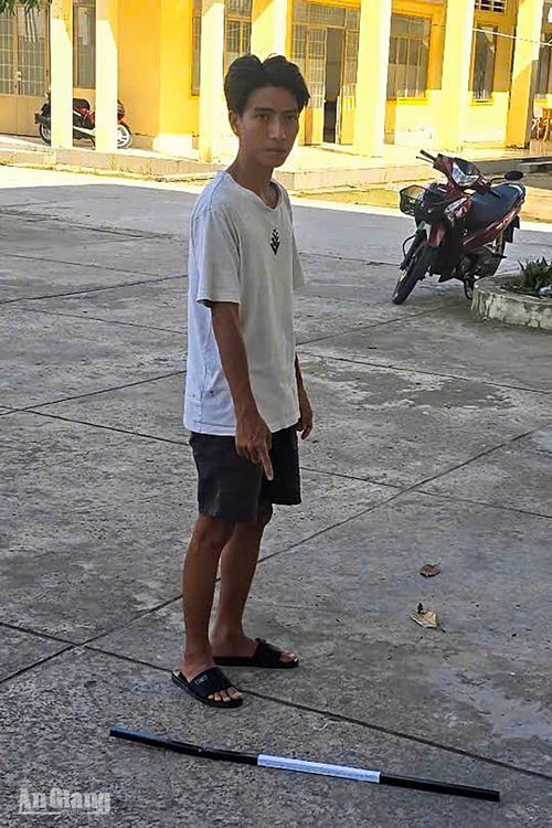 Đối tượng Phạm Nhựt Hòa và hung khí gây án.