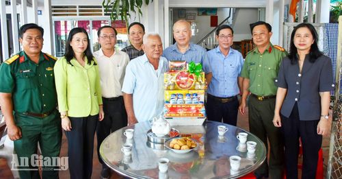 Đoàn đến thăm, tặng quà người có công với cách mạng tiêu biểu tại phường Vĩnh Tế.