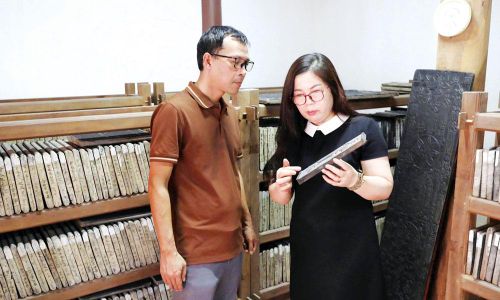  Cán bộ cơ quan chuyên môn phường Vân Hà kiểm tra bộ mộc bản chùa Bổ Đà. 