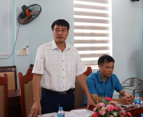  Lãnh đạo xã Kép trao đổi về kết quả thực hiện làm sạch dữ liệu đất đai. 