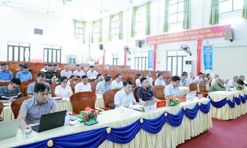  Các đại biểu dự sinh hoạt chi bộ điểm tại Chi bộ thôn Khả Lã 1. 