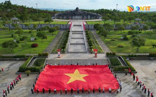 Quần thể Tượng đài Mẹ Việt Nam anh hùng thu hút đông đảo nhân dân, du khách. Ảnh: N.H.C