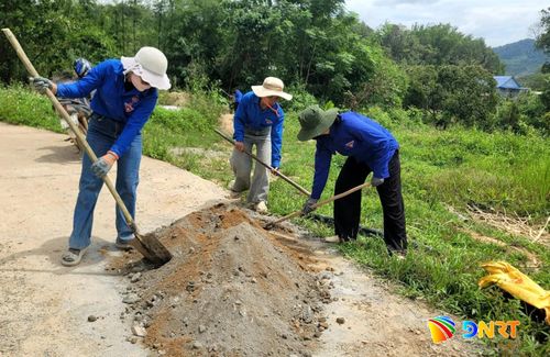 Đoàn viên thanh niên xã Nam Giang trộn xi măng đổ trụ xây dựng tuyến đường điện năng lượng mặt trời tại thôn Cha Val. Ảnh: ĐVCC
