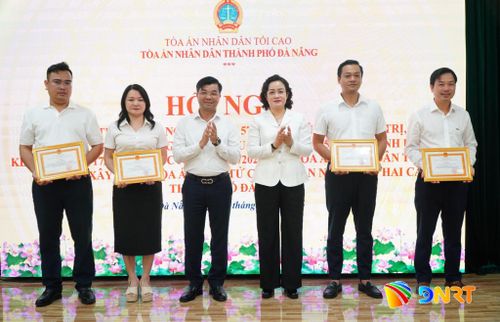 Chiều 13/7, Tòa án nhân dân thành phố Đà Nẵng tổ chức hội nghị sơ kết triển khai chuyển đổi số và đề án xây dựng Tòa án điện tử. TRONG ẢNH: Phó Chánh án Tòa án nhân dân tối cao Nguyễn Hải Trâm (thứ 3, từ phải sang) và lãnh đạo Tòa án nhân dân thành phố Đà Nẵng khen thưởng các cá nhân có thành tích trong triển khai chuyển đổi số và xây dựng Tòa án điện tử. Ảnh: VINH ANH