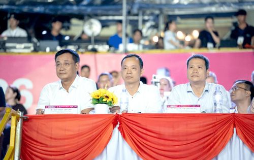 Bí thư Thành ủy, Trưởng đoàn Đại biểu Quốc hội thành phố Lê Ngọc Quang (trái) và Chủ tịch UBND thành phố Nguyễn Mạnh Hùng (phải) theo dõi DIFF 2026.