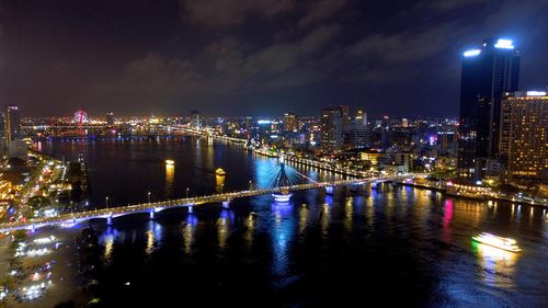 Du khách trải nghiệm tham quan sông Hàn ban đêm trên du thuyền.