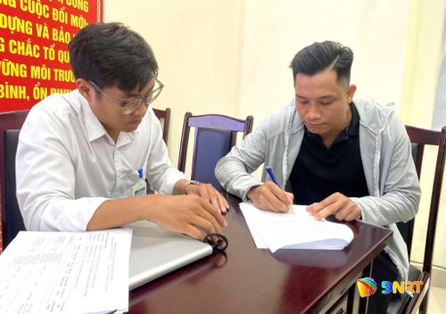 Đại điện các tổ chức, cá nhân được xét duyêt ký nhận hồ sơ trúng thầu. Ảnh: KHÁNH LINH