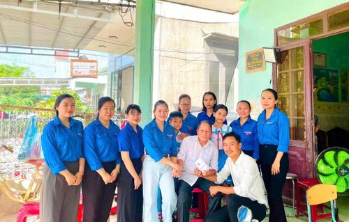 Chi bộ, đoàn viên và học sinh Trường Tiểu học Trương Hoành thăm, tặng quà thương binh Hồ Quốc Trung từng là nhân viên bảo vệ trường đã nghỉ hưu. Ảnh: NGUYỄN TUYẾT