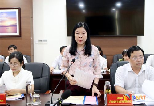 Giám đốc Sở Giáo dục và Đào tạo Lê Thị Bích Thuận báo cáo tại phiên họp. Ảnh: TRỌNG HUY