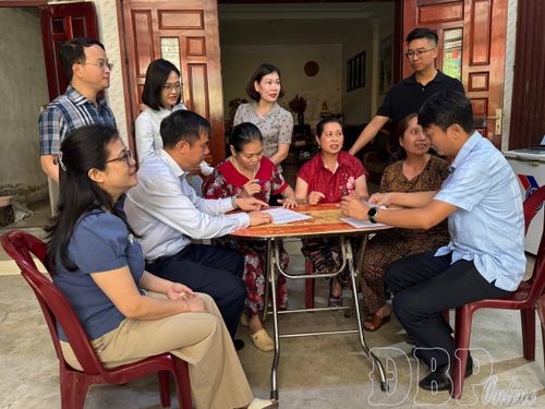 Lãnh đạo Đảng ủy - UBND - Ủy ban MTTQ phường Điện Biên Phủ tuyên truyền, vận động bàn giao mặt bằng thuộc dự án tổng thể đầu tư xây dựng Trung tâm thể dục thể thao tỉnh.