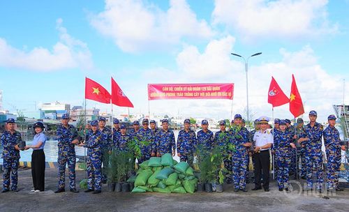 Lễ tiếp nhận cây và vật tư.