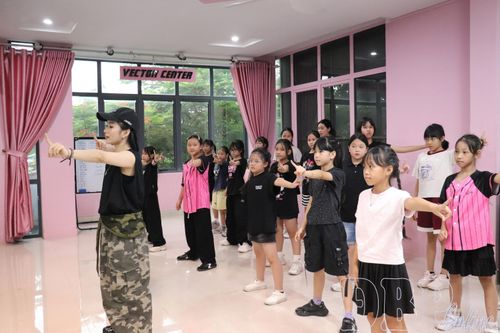 Lớp Nhảy hiện đại tại Trung tâm Nghệ thuật Vector Center thu hút đông đảo thiếu nhi tham gia.